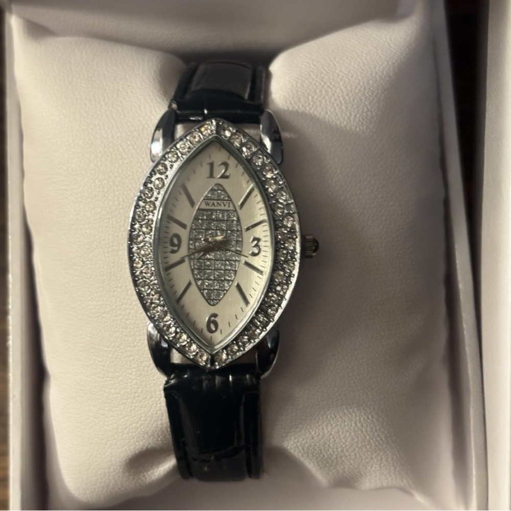 Wanvi Crystal Accent Women's Watch in Black and Silver